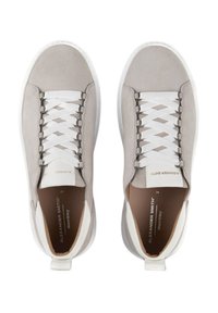 Sneaker in suede grigio con lacci bianchi, forma arrotondata e suole in gomma bianca a contrasto. All'interno presenta un dettaglio di branding.