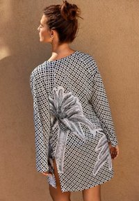 Next PETITE - Denné šaty - black white palm