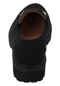 Scarpa nera senza lacci con un esterno liscio, una foderatura interna marrone e un accento metallico decorativo sul lato. Suola testurizzata per una buona aderenza.