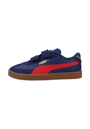 Zapatilla azul Puma con franja lateral roja, dos correas de Velcro, suela marrón y logo de Puma en el lateral y el talón.