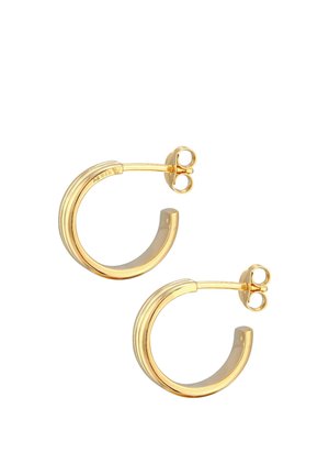 Paire de petites boucles d'oreilles créoles en or avec détails rainurés et fermoirs papillon sur fond blanc.