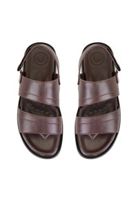 Braune Ledersandalen mit zwei horizontalen Riemen und einem Riemen hinten. Glatte Textur, gepolsterte Innensohle und eine strapazierfähige schwarze Sohle.