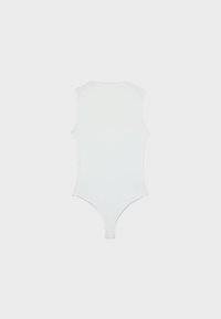 Witte mouwloze bodysuit met een ronde hals en een aansluitend ontwerp, met een string-achtige onderkant en een gladde, rekbare stof.