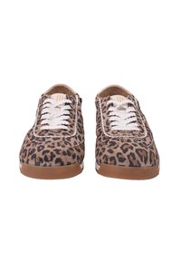 Para niskich trampek w brązowy wzór w panterkę, z białymi sznurowadłami i gumową podeszwą, widoczna z przodu na białym tle.