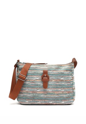 Bolso pequeño rectangular de bandolera con rayas horizontales multicolores, correa de tela marrón ajustable y detalle central de hebilla marrón.