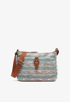 Bolso pequeño rectangular de bandolera con rayas horizontales multicolores, correa de tela marrón ajustable y detalle central de hebilla marrón.