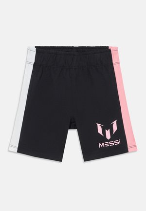 Schwarze Sportshorts mit einem elastischen Bund, ausgestattet mit hellblauen und rosa Seiteneinsätzen sowie einem rosa "MESSi"-Logo am Saum.