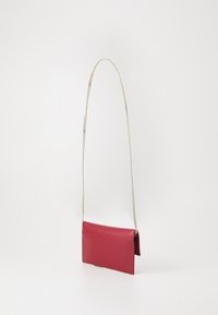Rød lær crossbody-veske med en slank rektangulær form, designet med en gullkjede-rem og glatt tekstur. Har glidelås-lukking.