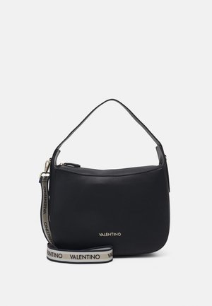 Černá kabelka Valentino přes rameno s zakřivenými okraji, zlatým logem a odnímatelným béžovým páskem s černým potiskem „Valentino".