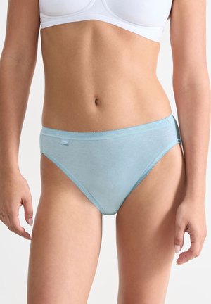 Ljusblå bomulls-bikiniunderkläder med slät textur, låg midja och delikat räfflad kant längs midje- och benöppningarna.
