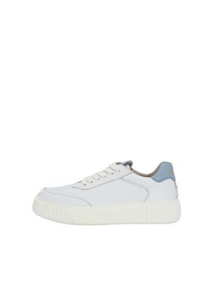 Sneaker bianca in pelle con suola in gomma texturizzata, accenti blu chiaro sul tallone e design tradizionale con lacci.