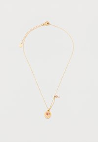 Λεπτή χρυσή αλυσίδα με μενταγιόν σε σχήμα καρδιάς που έχει ροζ λίθο και μικρό κλειδί στολισμένο με ροζ πέτρες.