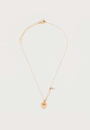 Λεπτή χρυσή αλυσίδα με μενταγιόν σε σχήμα καρδιάς που έχει ροζ λίθο και μικρό κλειδί στολισμένο με ροζ πέτρες.