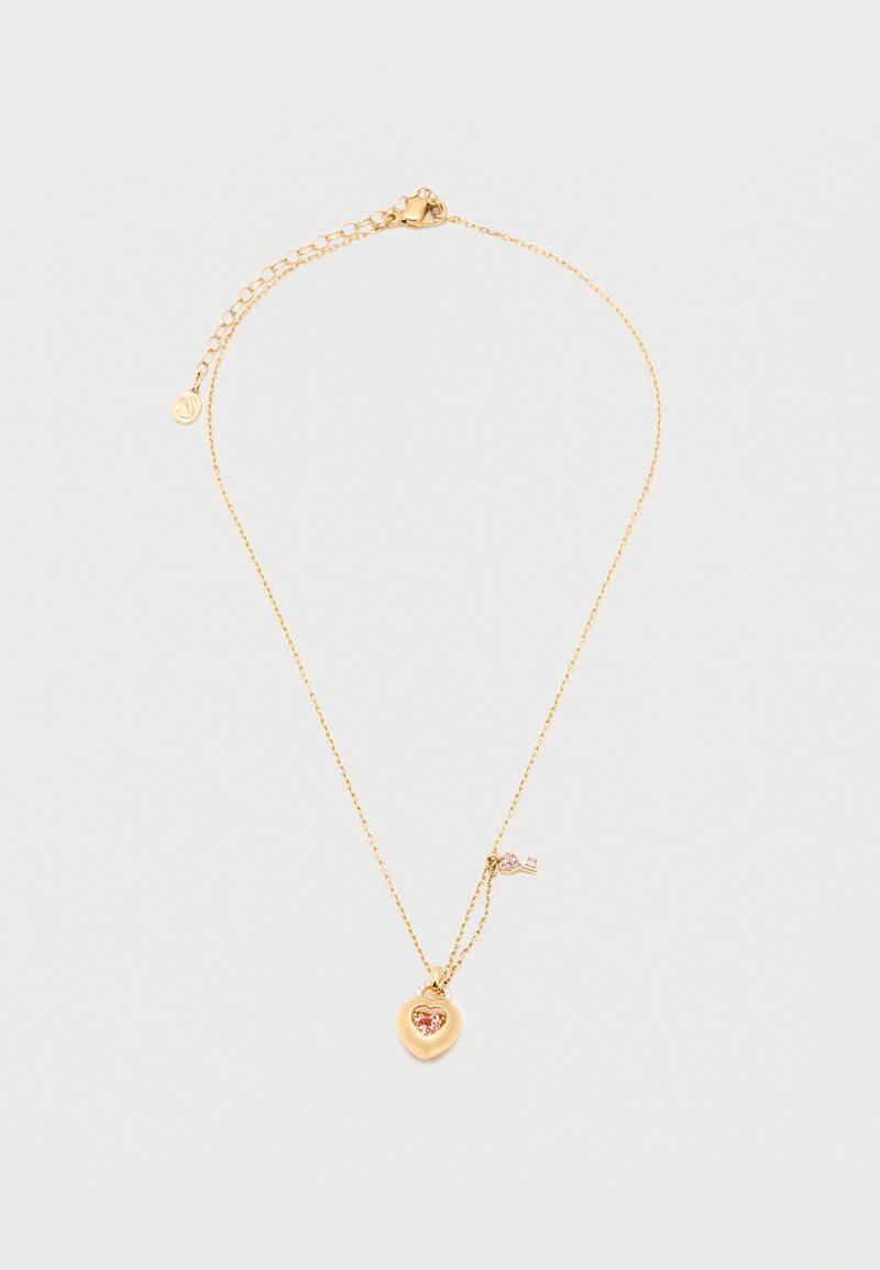Λεπτή χρυσή αλυσίδα με μενταγιόν σε σχήμα καρδιάς που έχει ροζ λίθο και μικρό κλειδί στολισμένο με ροζ πέτρες.