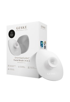 Brosse faciale en silicone blanche 4-en-1 GESKE SmartAppGuided avec support de succion multi-surface, présentée avec une boîte mettant en évidence les caractéristiques et les récompenses.