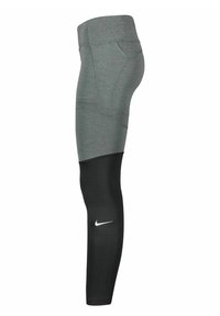 Leggings grigi stretch con una sezione inferiore nera, tasca laterale e logo Nike bianco. Realizzati in un materiale morbido e traspirante.