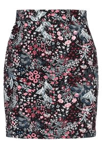 Minifalda negra con flores que presenta un vibrante patrón de flores rosas y blancas, con un diseño ajustado y una textura de tela suave.