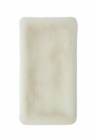 Zacht, roomkleurig nep bont oppervlak met een rechthoekige vorm en afgeronde hoeken, voorzien van een gestructureerde, pluizige afwerking.