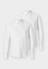 Twee lange mouw, witte shirts van katoen, met een knoopsluiting aan de voorkant, een puntige kraag en rechte manchetten. Glad textuur, geen patronen.