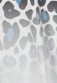 Tejido blanco con estampado de leopardo en tonos gris y azul claro. El diseño presenta texturas suaves y formas variadas en toda su extensión.