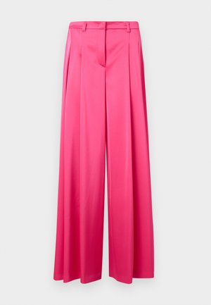 Hooggetailleerde, wijd uitlopende broek in felroze met voorsplooien en riemlussen, afgebeeld tegen een effen witte achtergrond.