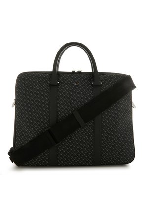 Zwarte koffertje met patroon, twee handgrepen en een verstelbare schouderriem aan de voorkant, ontworpen voor professioneel gebruik.