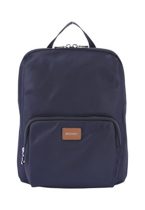 Zaino rettangolare blu navy con tasca frontale con cerniera e toppa logo rettangolare marrone con etichetta "Booster,", maniglia superiore.