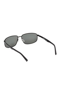 Gafas de sol de metal negro con lentes rectangulares y tinte gris. Incluyen almohadillas nasales ajustables y brazos rectos elegantes.