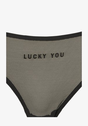 Svart bikinitrosa i meshtyg med låg midja. Texten "LUCKY YOU" i fet stil i svart på framsidan. Slät textur, minimalistiska kanter.