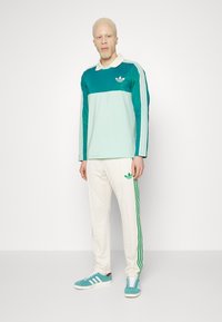 adidas Originals ADICOLOR 70S - Long sleeved top - green