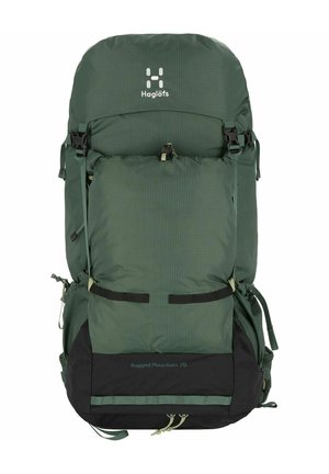 Mochila de senderismo verde de nailon con una parte superior acolchada, compartimentos duales, correas ajustables y un acento negro en la base. Presenta el logo de la marca y el nombre del modelo.