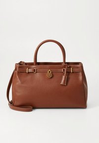 Brun læderhåndtaske med en struktureret form, håndtag øverst og en aftagelig skulderrem. Har guldfarvet hardware og et logoaccent.