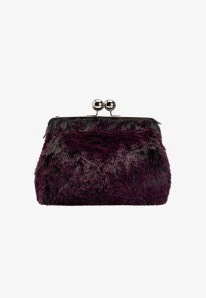Torebka kopertówka z futra syntetycznego w ciemnym fioletowym kolorze z czarnymi akcentami, z metalowym zapięciem na klamrę z dwoma okrągłymi gałkami na górze. Miękka, teksturowana powierzchnia.