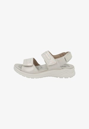 Helle metallische Sandalen mit zwei verstellbaren Klettverschlüssen und gepolsterten Einlegesohlen. Sie verfügen über eine weiße Gummisohle und einen leichten Absatz.
