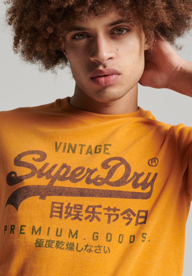 Superdry VINTAGE CLASSIC - T-shirt print - thrift gold marl/goudkleurig ...