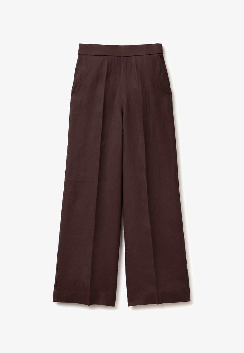 Pantalones de pierna ancha color marrón oscuro con talle alto, bolsillos laterales y una tela de textura suave.