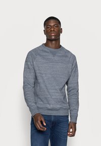 Grijze sweater met ronde hals van een gestructureerde stof, met een subtiel gemêleerd patroon en geribbelde manchetten, ontworpen voor een relaxte pasvorm.