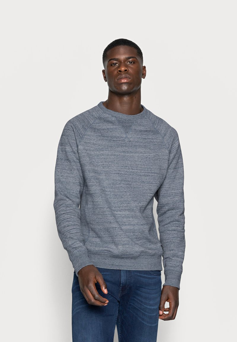 Grijze sweater met ronde hals van een gestructureerde stof, met een subtiel gemêleerd patroon en geribbelde manchetten, ontworpen voor een relaxte pasvorm.