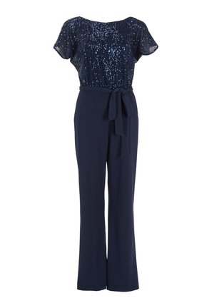 Combinaison en bleu marine avec un haut à manches courtes sequiné, une ceinture douce à la taille et un pantalon évasé, le tout en tissu lisse.