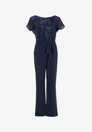 Combinaison en bleu marine avec un haut à manches courtes sequiné, une ceinture douce à la taille et un pantalon évasé, le tout en tissu lisse.