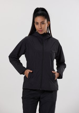 Zwarte lichtgewicht jas met een vo frontzipper, capuchon en zijzakken. Beschikt over een gladde, matte textuur en een ontspannen pasvorm.