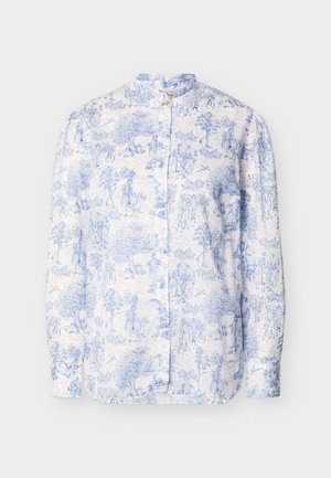 Biała koszula z długim rękawem z niebieskimi, misternymi wzorami przedstawiającymi sceny pasterskie, kołnierzyk typu mandarynka oraz ukrytą listwą na guziki.