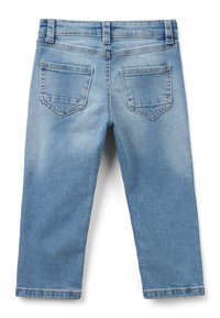 Jasnoniebieskie dżinsy, średni stan, z dwiema tylnymi kieszeniami, prostą nogawką i kontrastowym przeszyciem wzdłuż pasa i kieszeni.