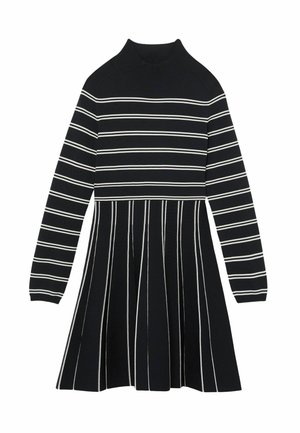 Vestido negro de manga larga con cuello alto, rayas blancas horizontales en la parte superior y rayas blancas verticales en la falda acampanada.