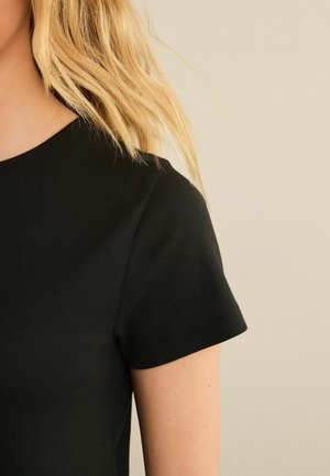 RIBBED T-SHIRT STYLE MAXI COLUMN DRESS WITH SLIT DETAIL - Svetríkové šaty - black