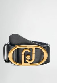 Cintura in pelle nera con una grande fibbia ovale dorata decorata da un logo stilizzato. Texture liscia con un design classico e una finitura pulita.