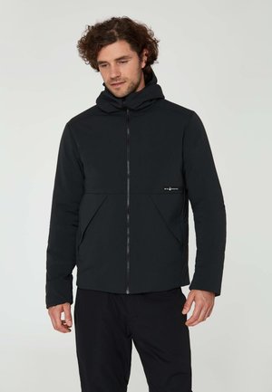 Sort isoleret jakke med en tætsiddende hætte, frontlynlås og store forlommer. Glat tekstur og minimalistisk design.