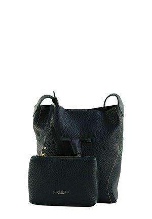 Sac seau en cuir noir texturé avec deux poignées, surpiqûres apparentes et pochette zippée assortie avec logo doré à l'avant.