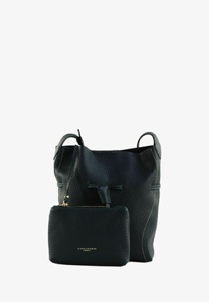 Sac seau en cuir noir texturé avec deux poignées, surpiqûres apparentes et pochette zippée assortie avec logo doré à l'avant.