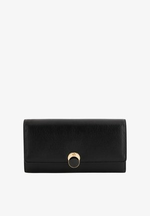 Cartera de cuero negra con una textura suave, que presenta un accesorio de hardware de color dorado y un cierre de botón circular negro.
